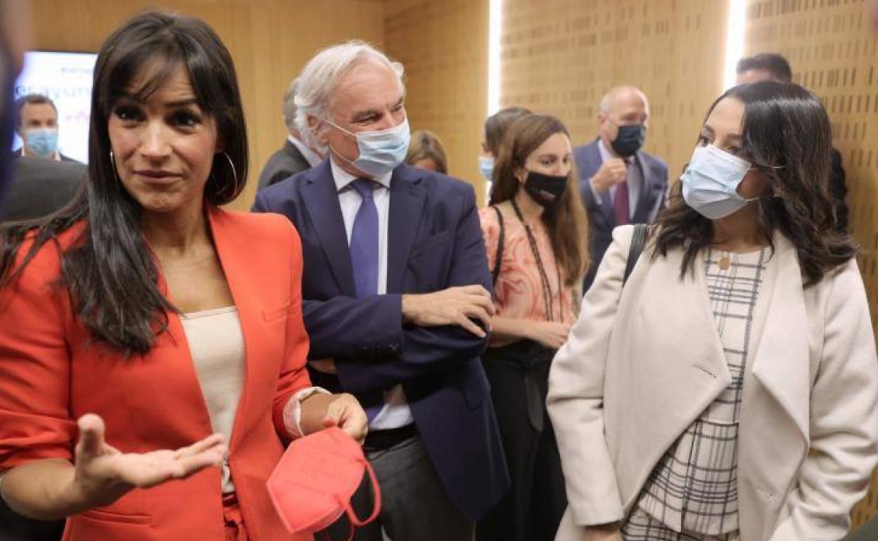 La vicealcaldesa del Ayuntamiento de Madrid, Begoña Villacís (i) y la líder de Cs, Inés Arrimadas (d).