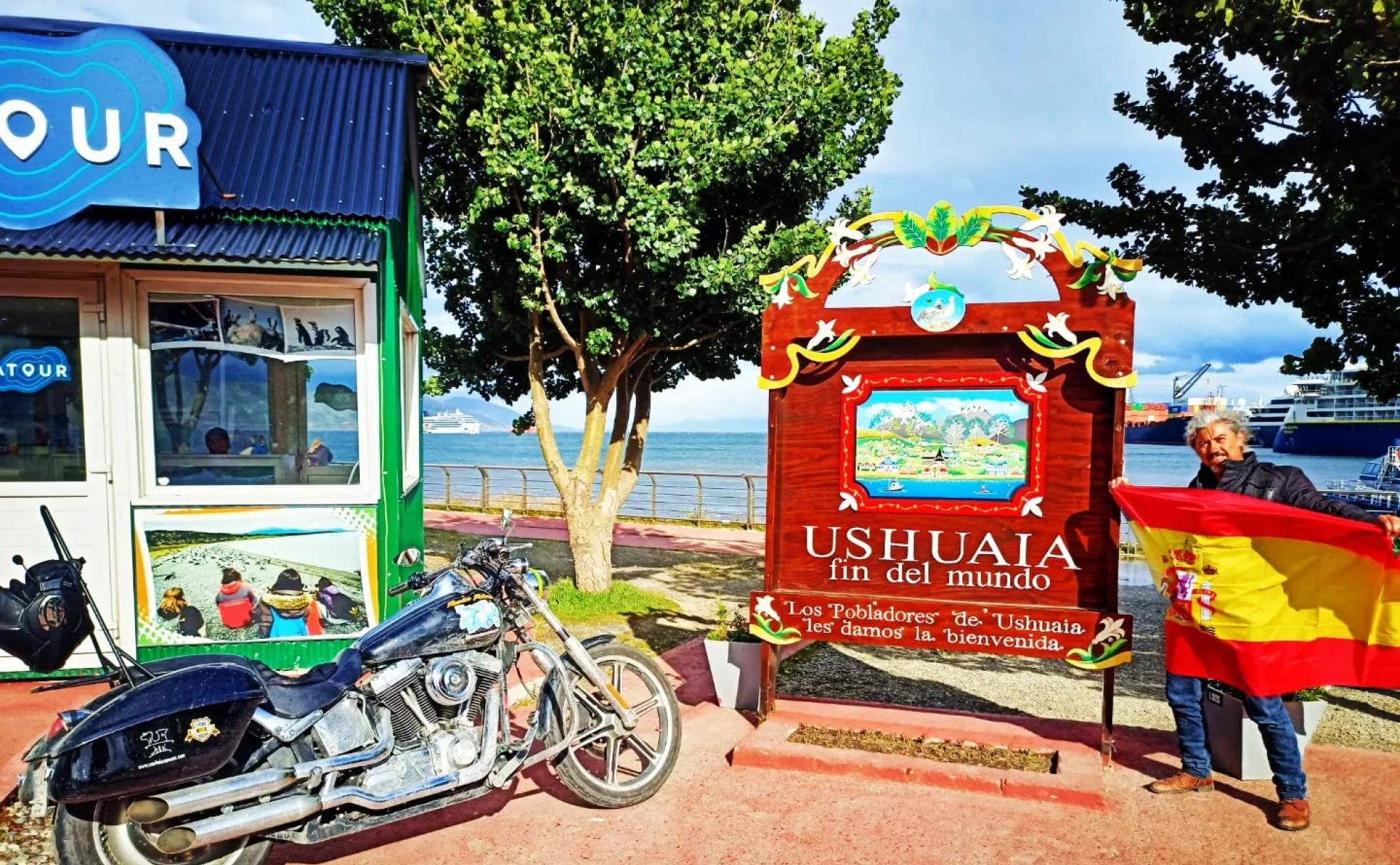 Manuel Lorenzo con su 'cerda' al inicio de la ruta en Ushuaia.