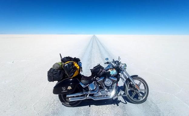 La Harley Davidson de Lorenzo en una carretera de hielo.