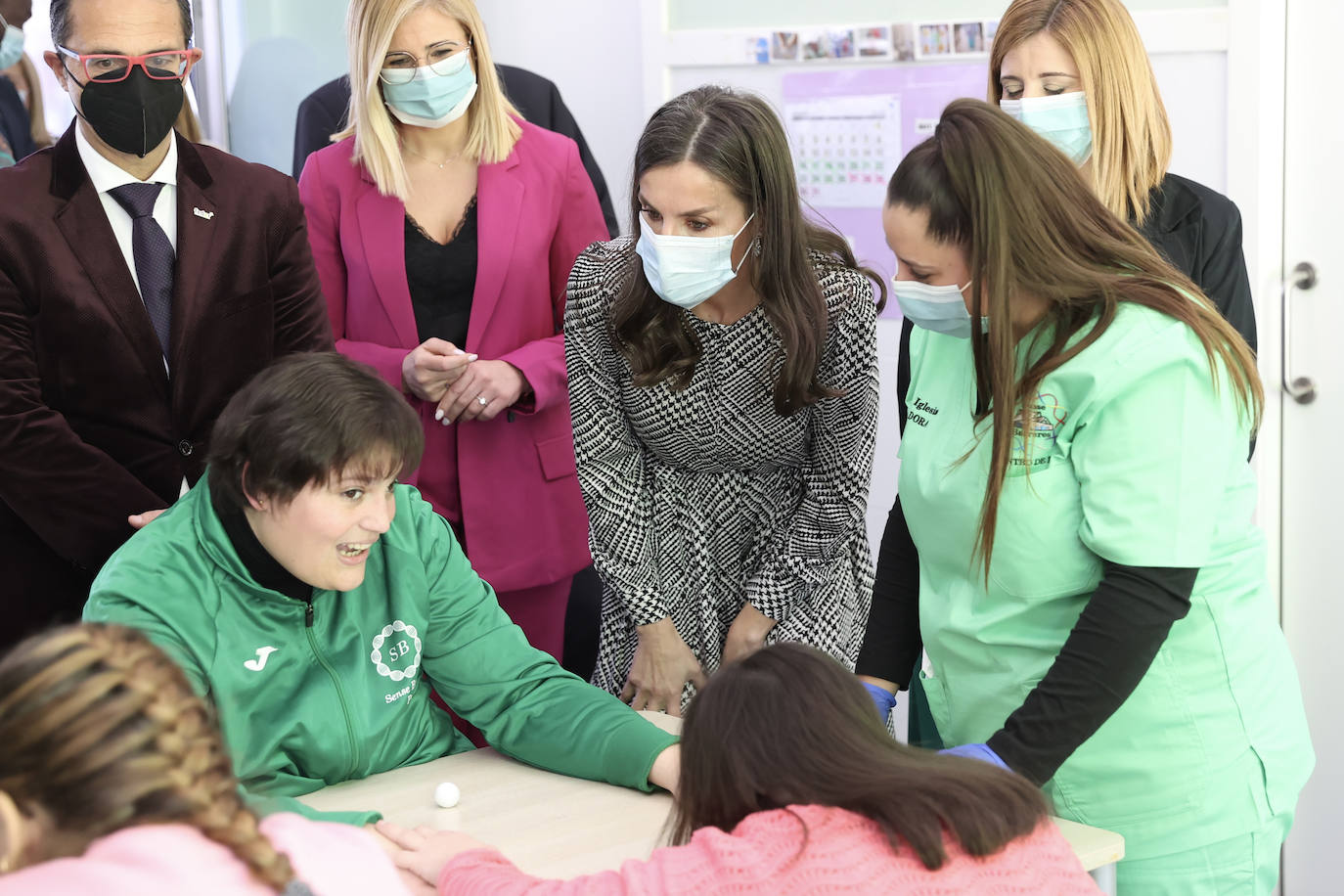 Fotos: La reina Letizia se muestra cercana en su visita a Petrer