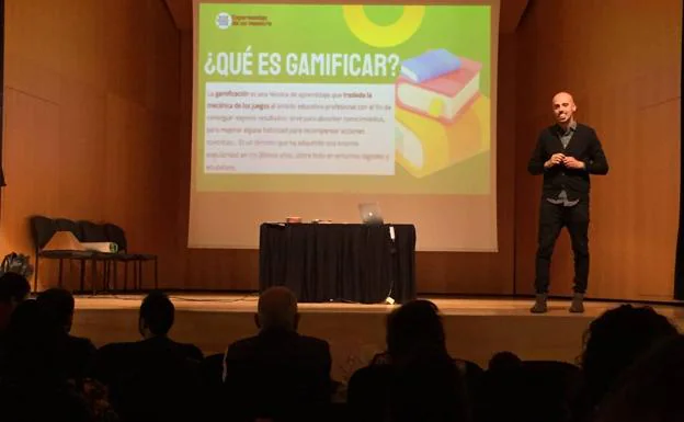 Rubén Ferrer desarrollando una ponencia sobre gamificación para otros docentes. 