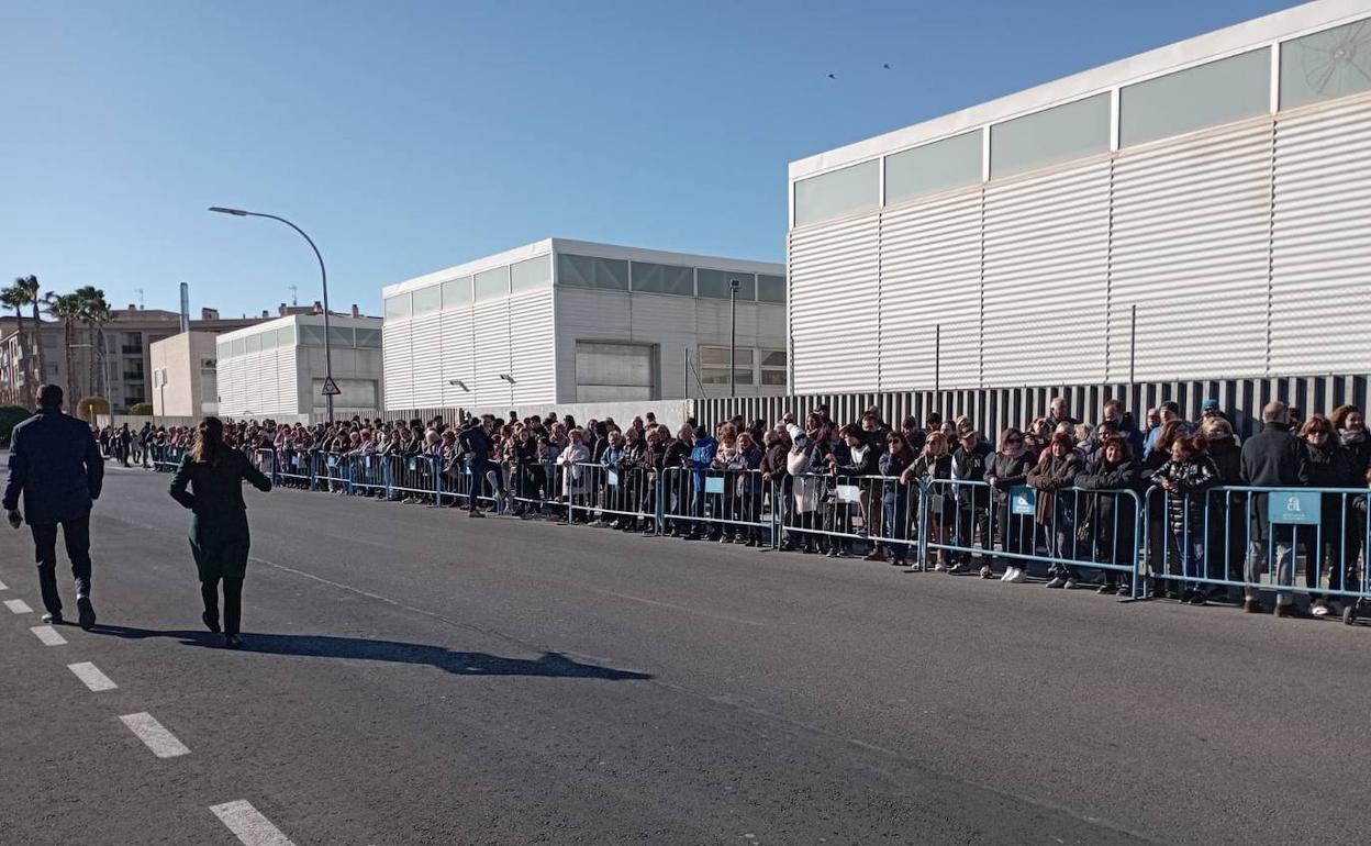 Multitud de gente esperando la llegada de la reina Letizia a Petrer. 