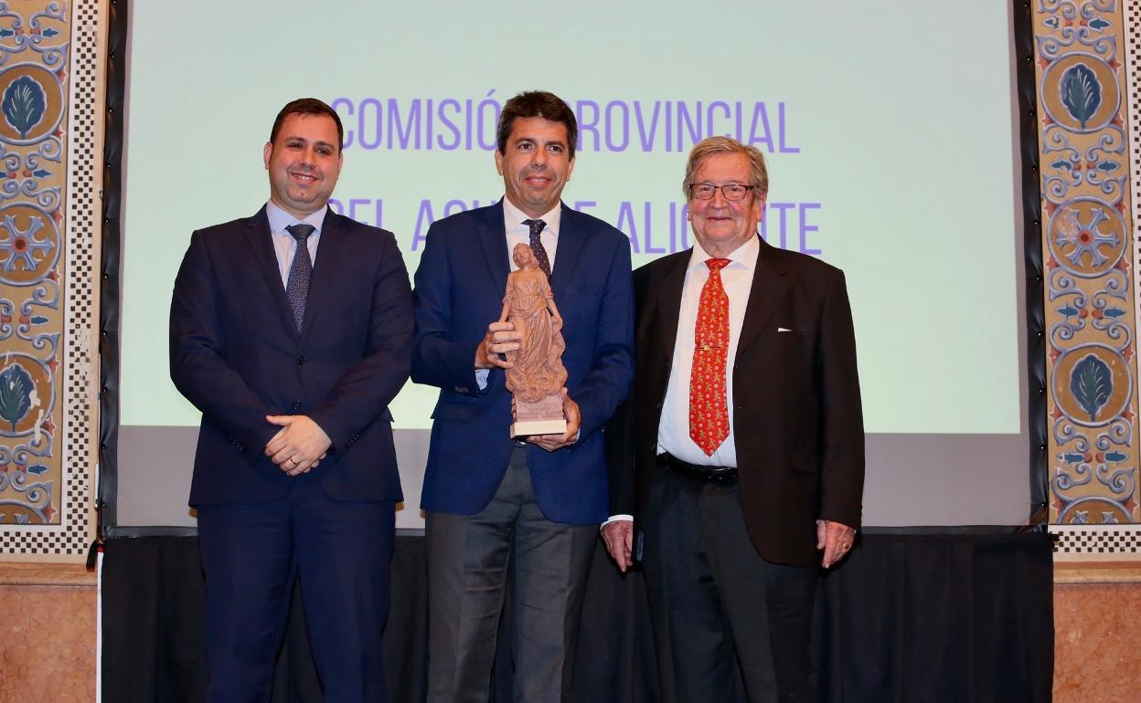 El presidente de la Diputación, Carlos Mazón, recoge el premio de las Comunidades de Regantes.