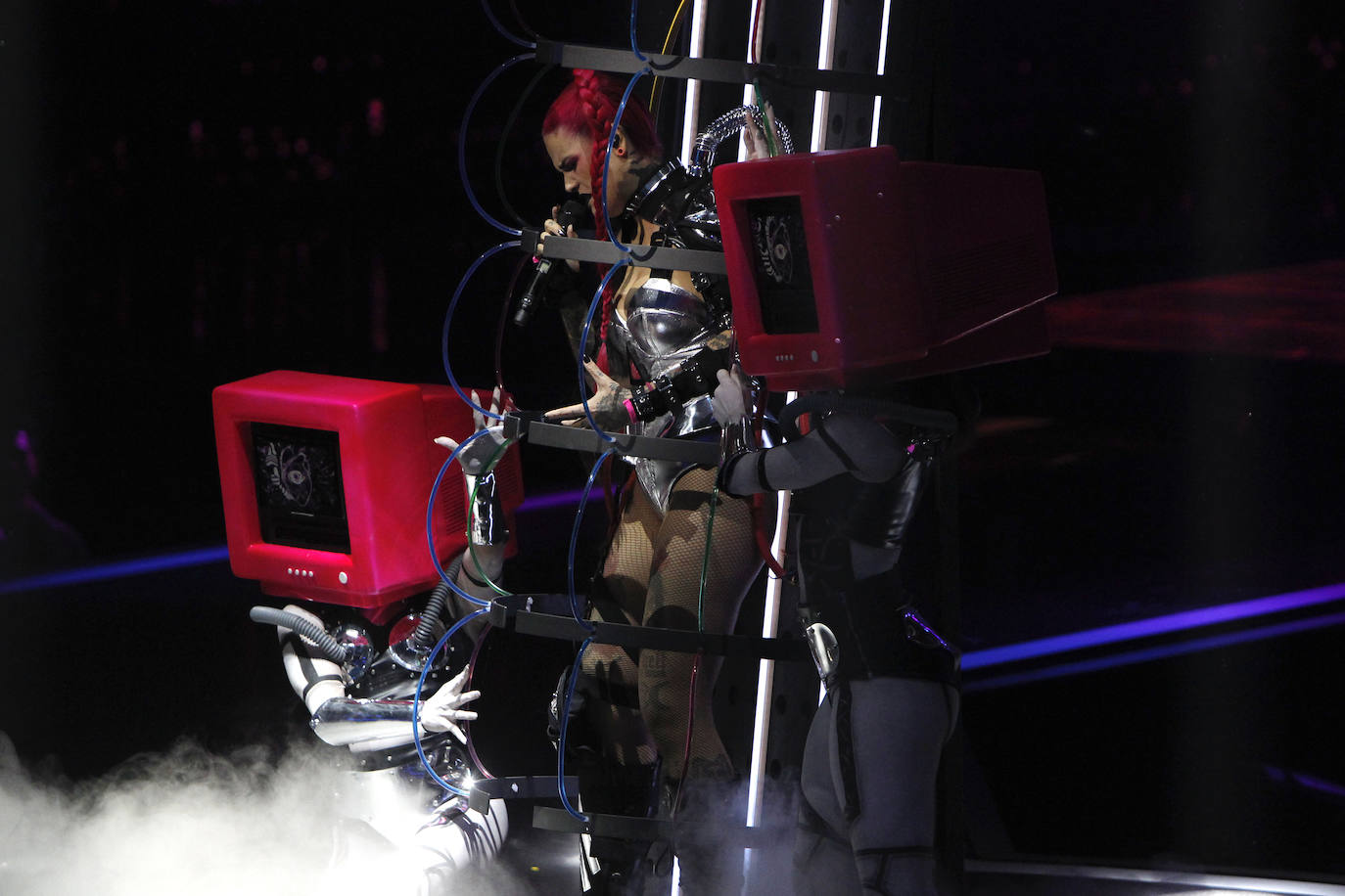 Agoney arrasa en Benidorm Fest | Fotos: Agoney triunfa en la semifinal del Benidorm Fest con el aplauso de crítica y público