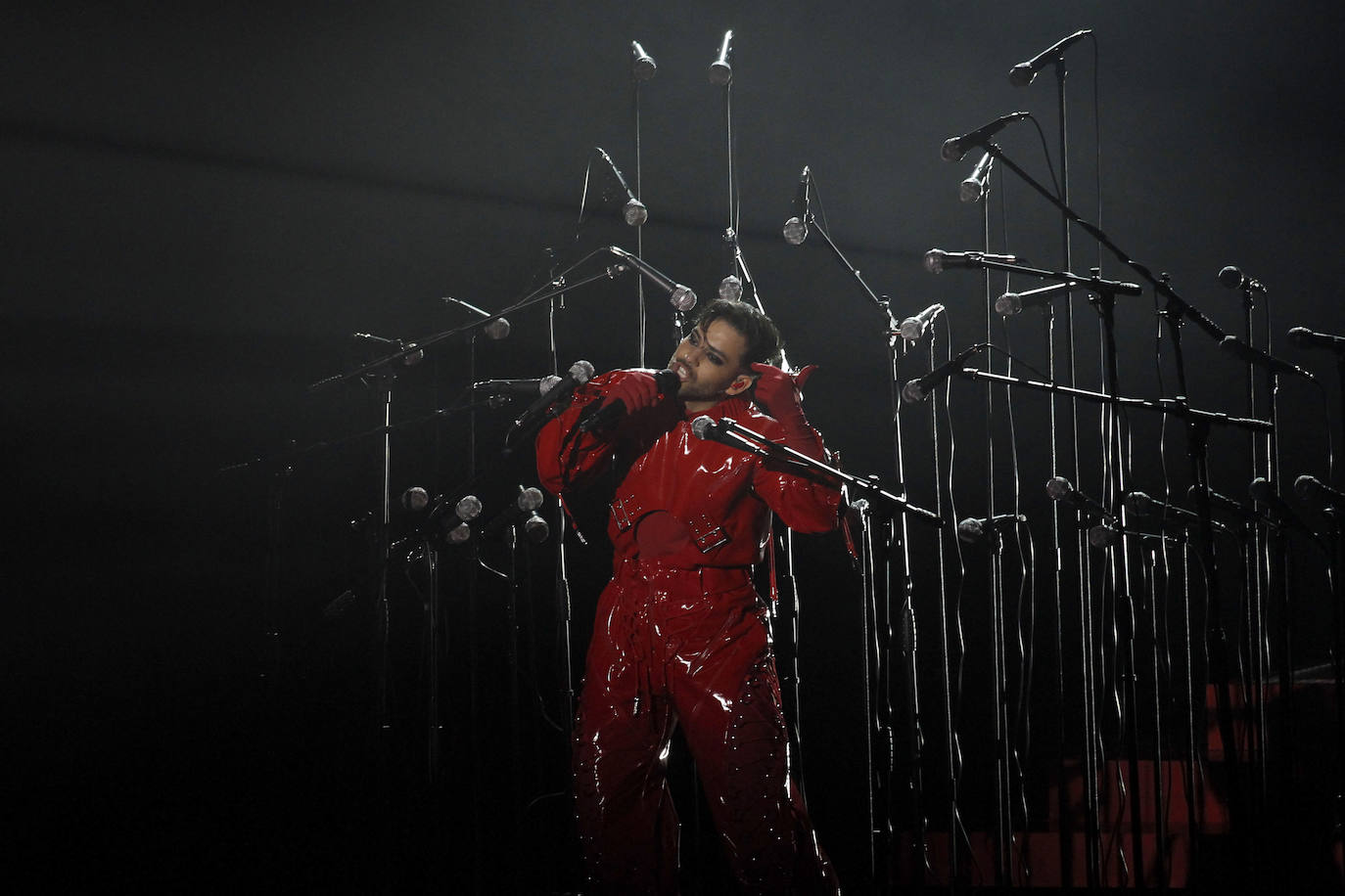 Agoney arrasa en Benidorm Fest | Fotos: Agoney triunfa en la semifinal del Benidorm Fest con el aplauso de crítica y público