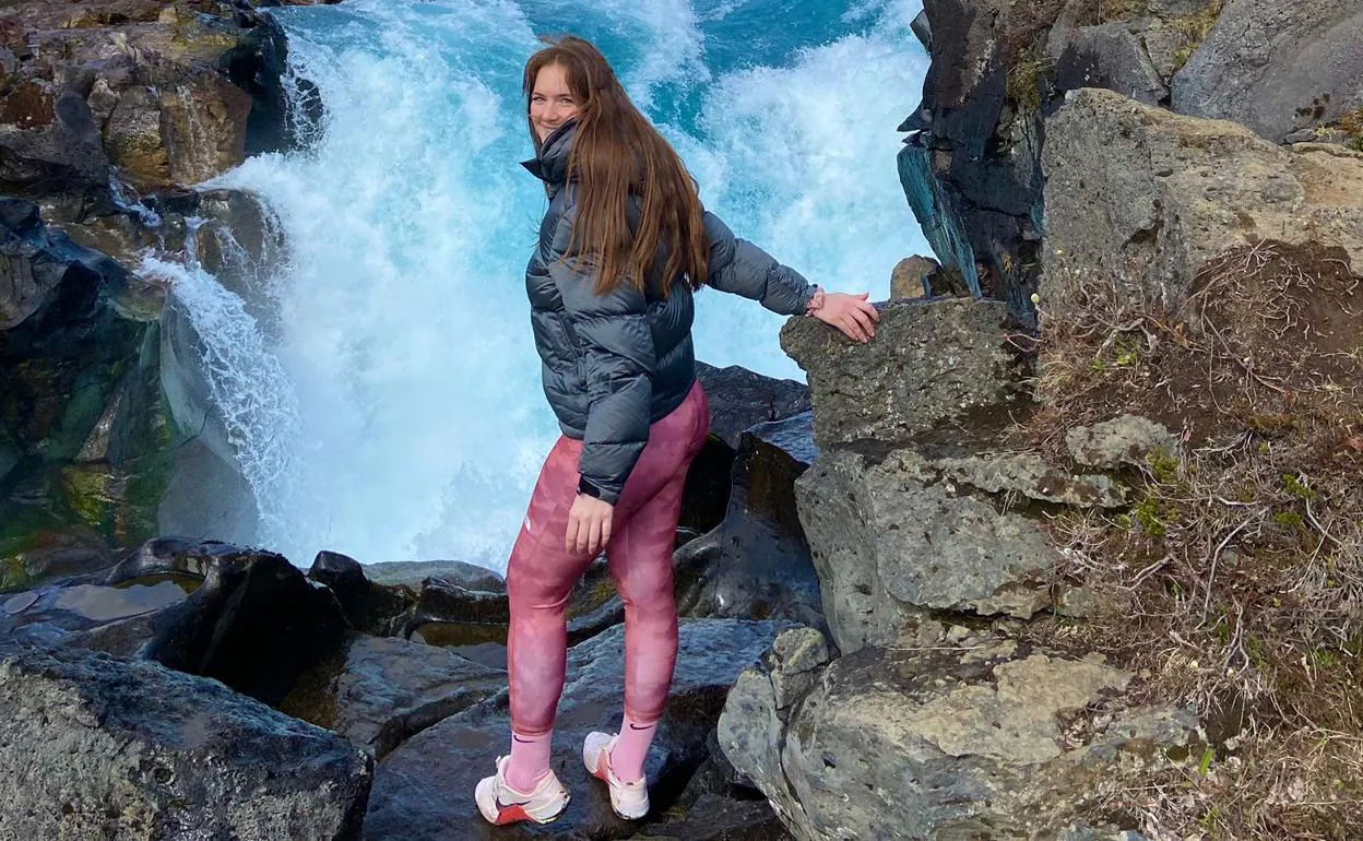 La petrerense María Jiménez, en una cascada cercana a Neskaupstaður 