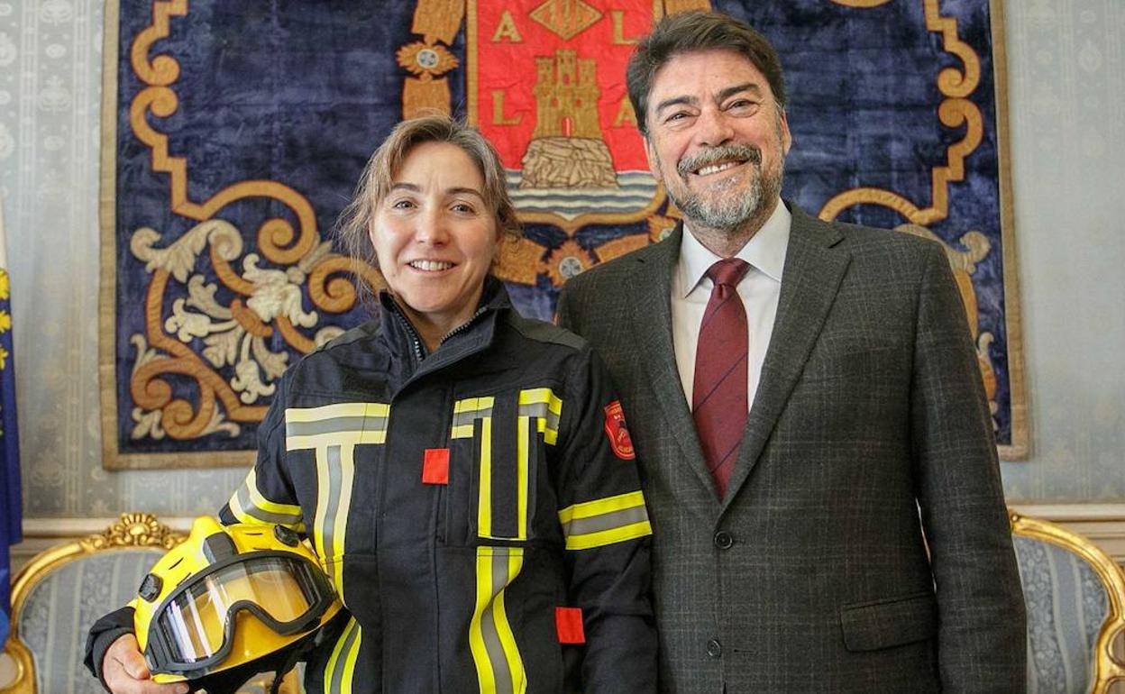 Mari Ángeles Verdú, con el alcalde, Luis Barcala, en la toma de posesión de los nuevos miembros del Speis.