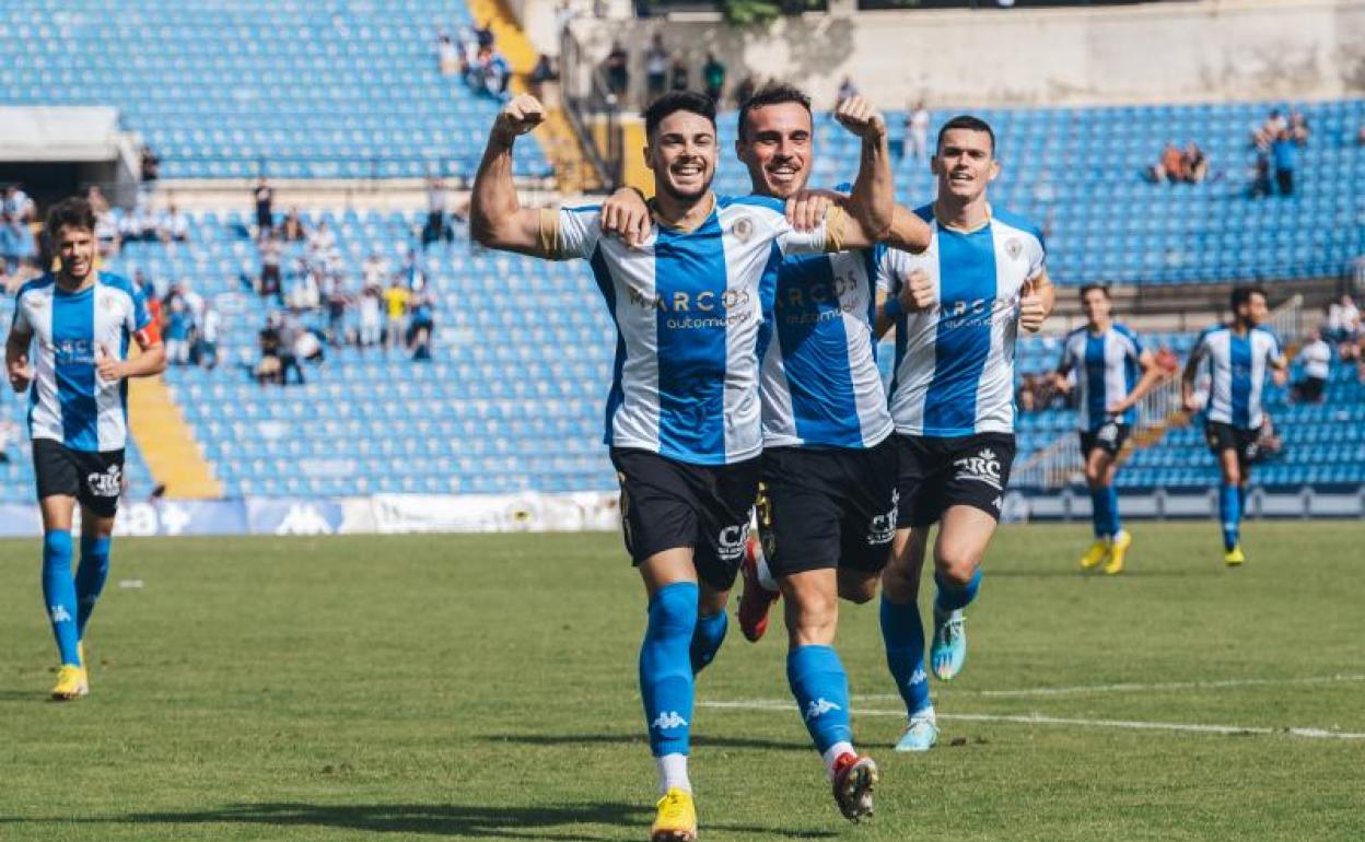 Maxi felicita a Alvarito tras su gol al Peña Deportiva 