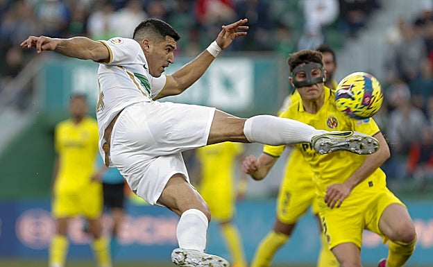 Imagen principal - Imágenes del triunfo del Elche de este sábado con Diego González, Pere Milla y Édgar Badia. 
