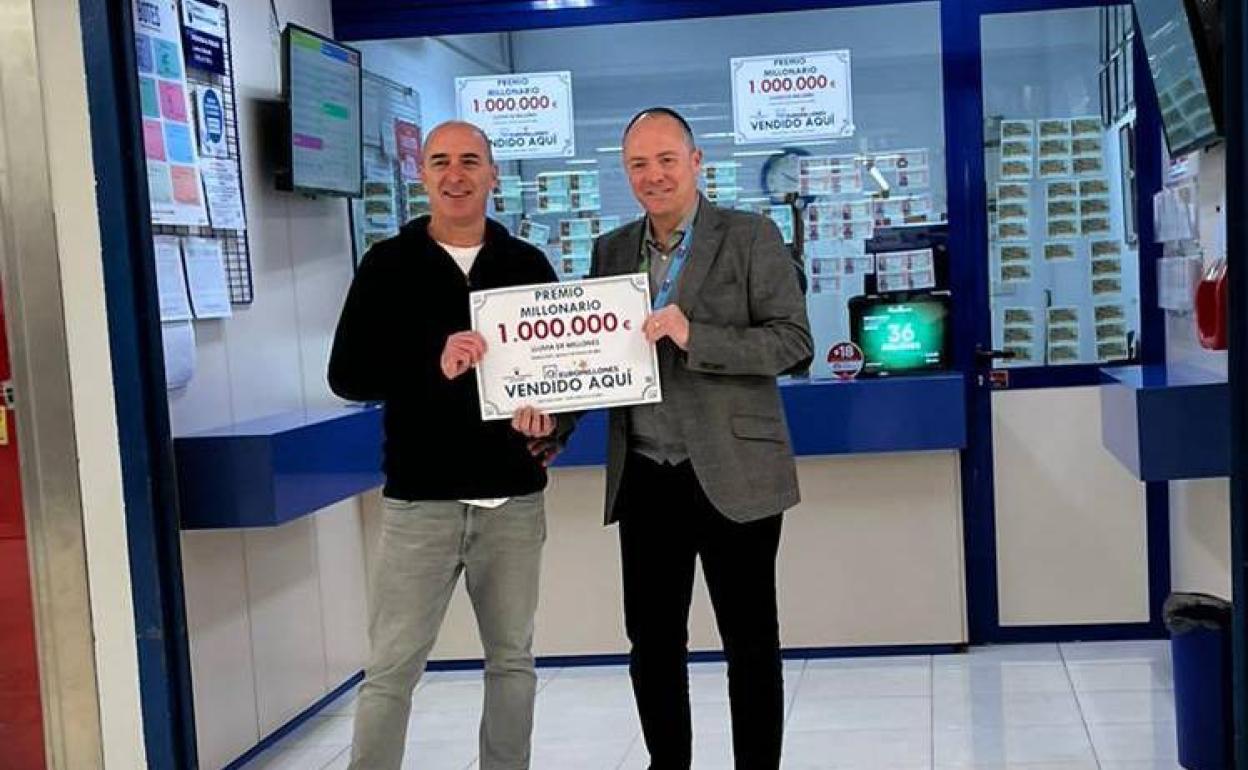 Roberto, el lotero, junto al director del CC Carrefour donde está ubicada la administración 