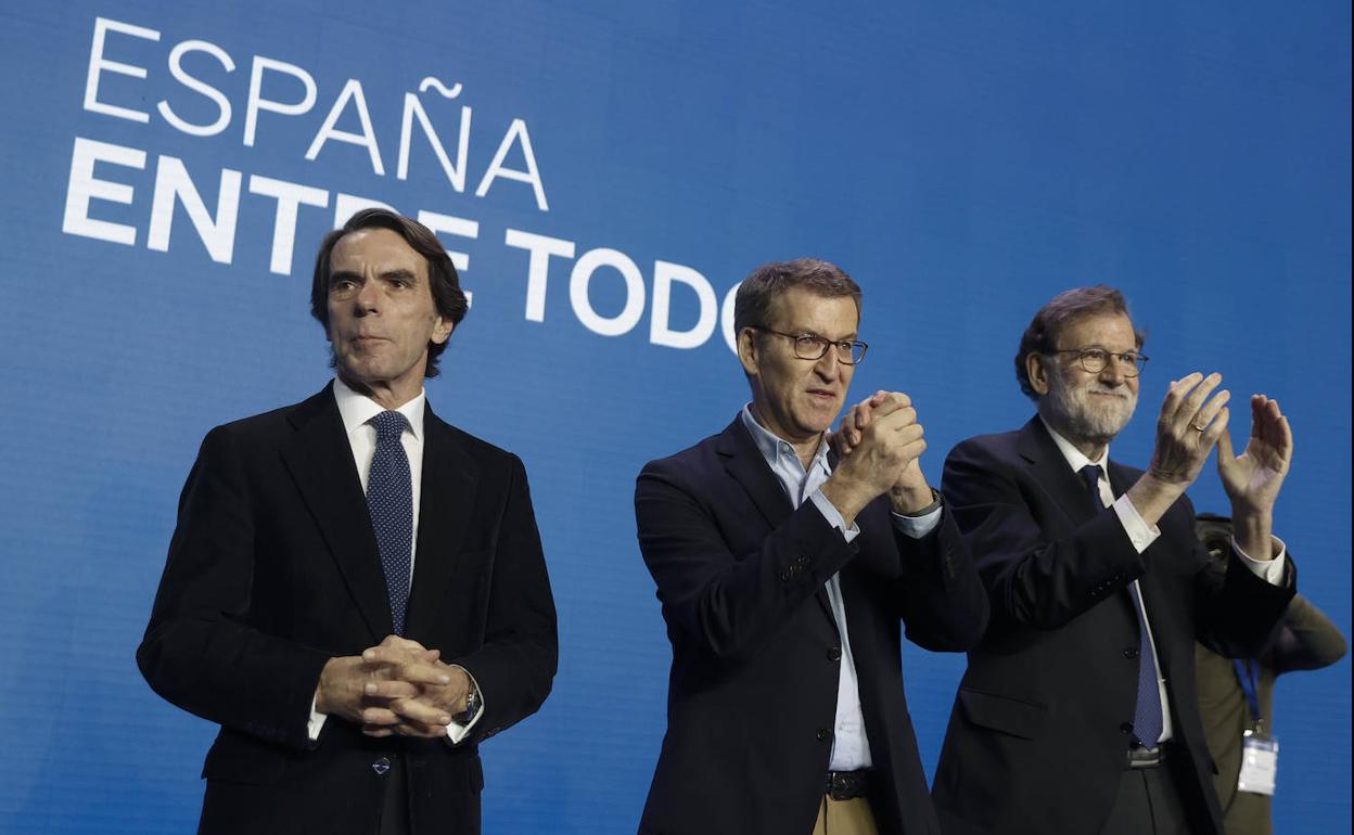 El líder del PP, Feijóo (c), hace campaña en Valencia junto a Aznar (i) y Rajoy (d).