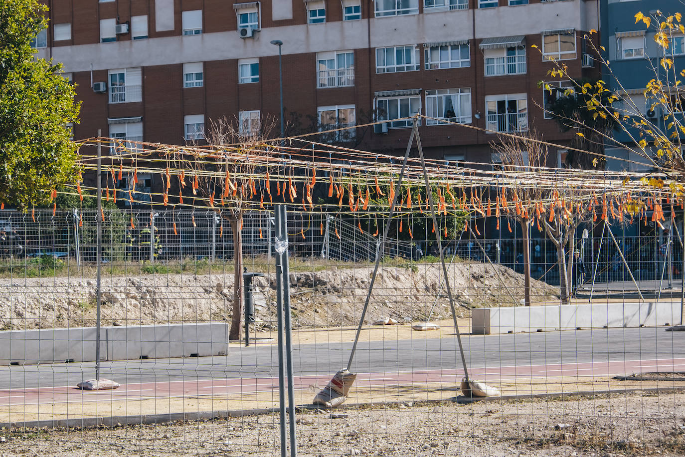Fotos: La pólvora inunda el barrio de la Tómbola de Alicante con la segunda mascletà de las Hogueras