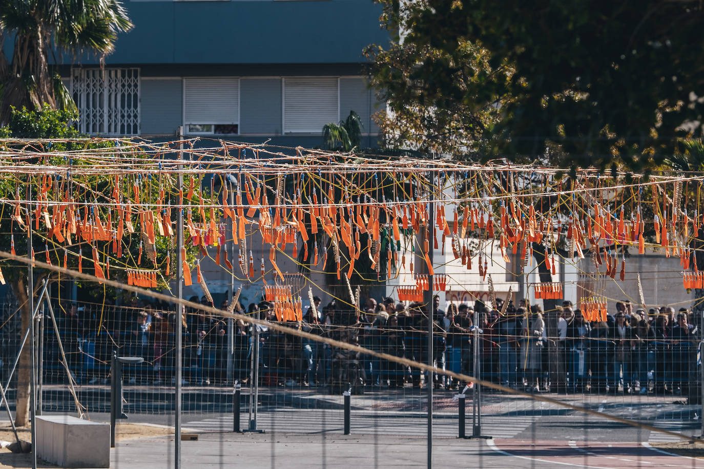 Fotos: La pólvora inunda el barrio de la Tómbola de Alicante con la segunda mascletà de las Hogueras