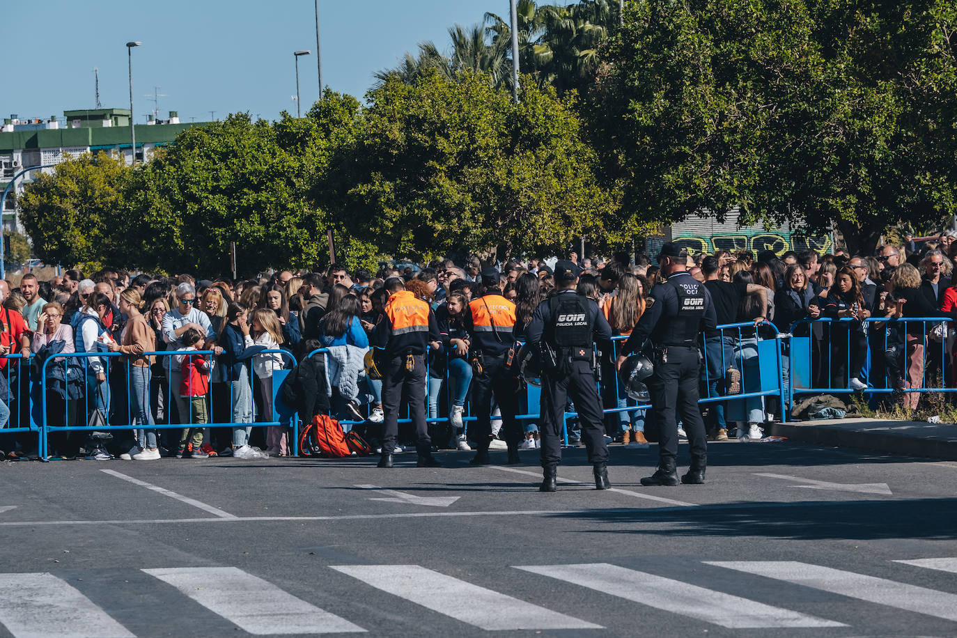 Fotos: La pólvora inunda el barrio de la Tómbola de Alicante con la segunda mascletà de las Hogueras