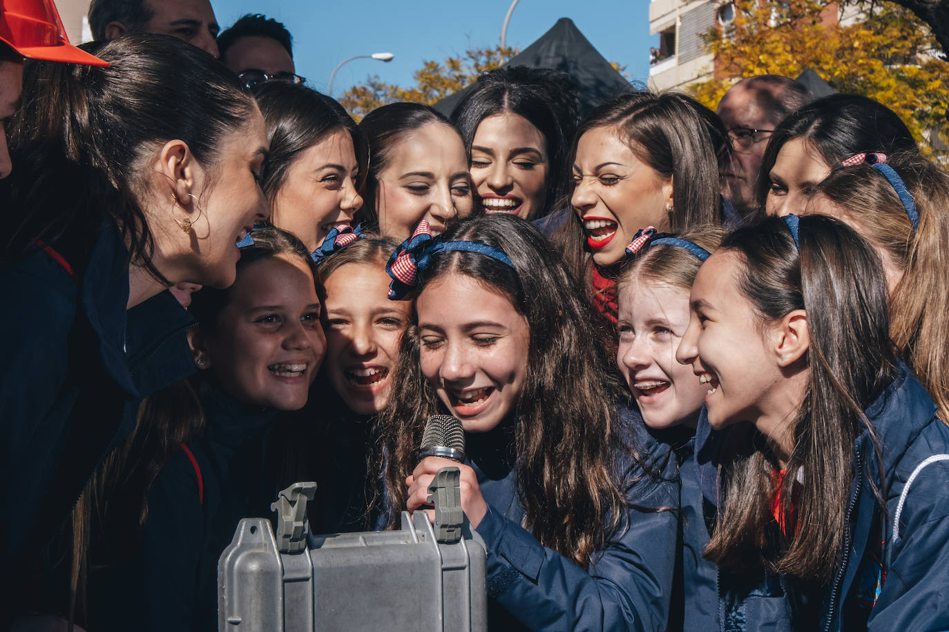 Fotos: La pólvora inunda el barrio de la Tómbola de Alicante con la segunda mascletà de las Hogueras