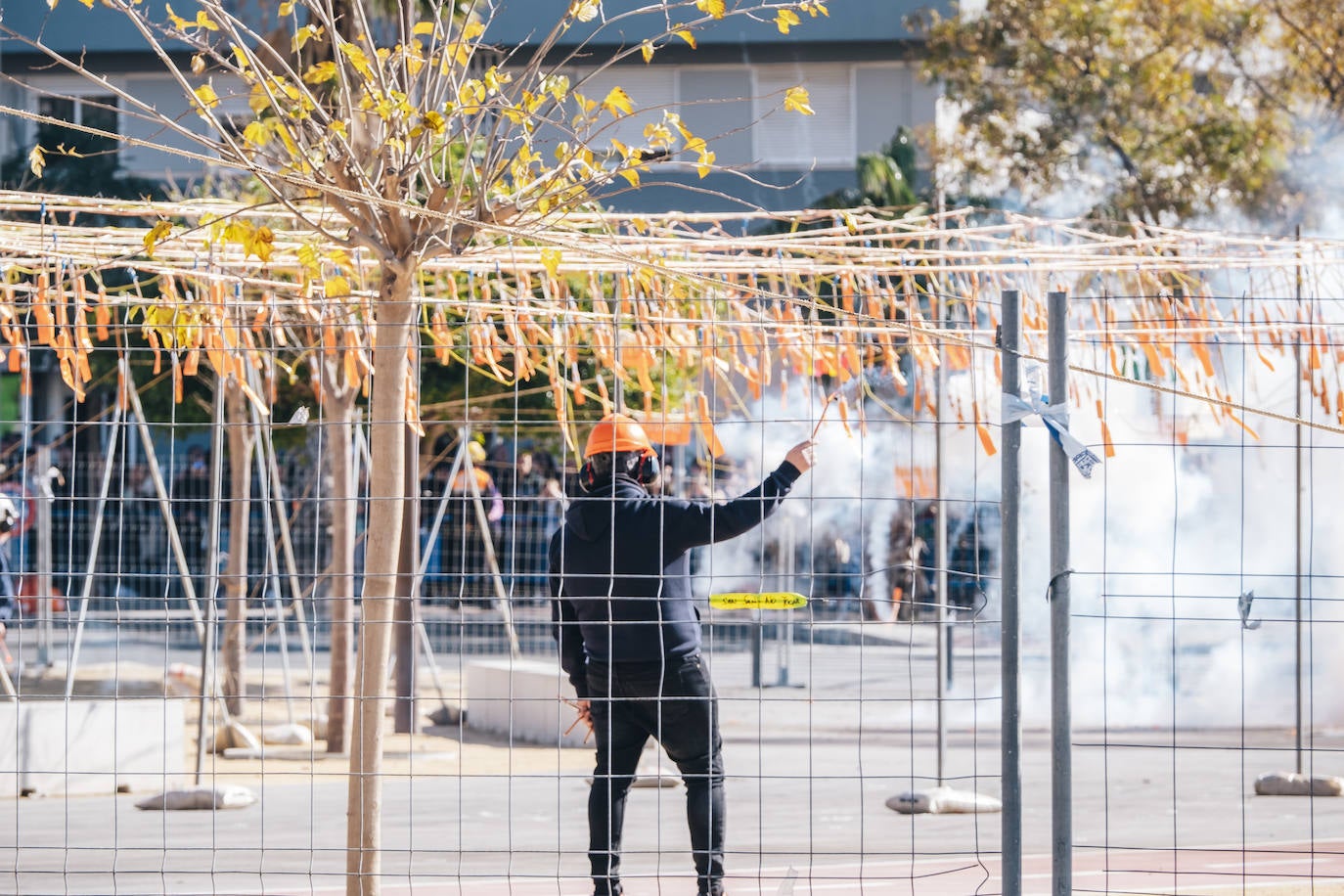 Fotos: La pólvora inunda el barrio de la Tómbola de Alicante con la segunda mascletà de las Hogueras