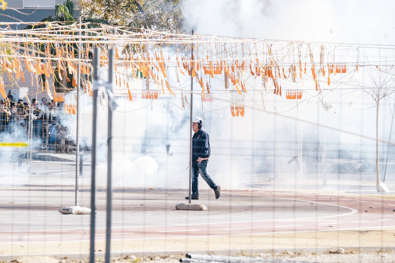 Fotos: La pólvora inunda el barrio de la Tómbola de Alicante con la segunda mascletà de las Hogueras