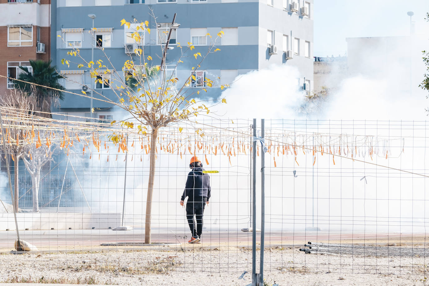 Fotos: La pólvora inunda el barrio de la Tómbola de Alicante con la segunda mascletà de las Hogueras