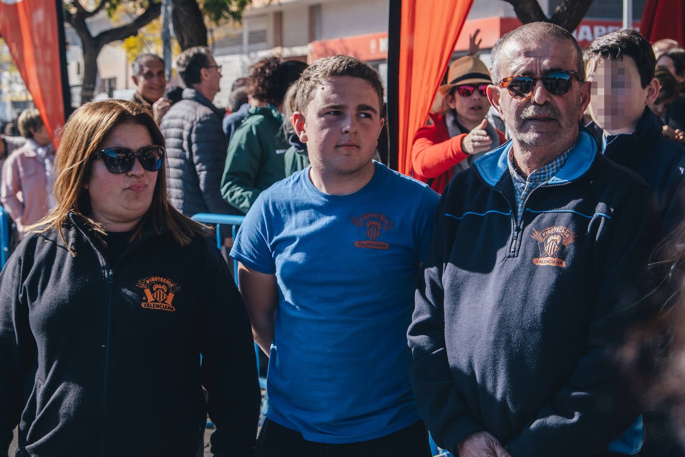 Fotos: La pólvora inunda el barrio de la Tómbola de Alicante con la segunda mascletà de las Hogueras