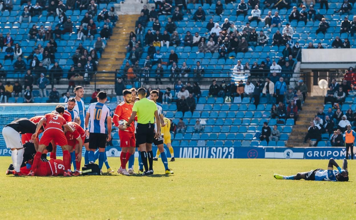 Los jugadores del Hércules protestan la expulsión de Jean Paul este domingo. 