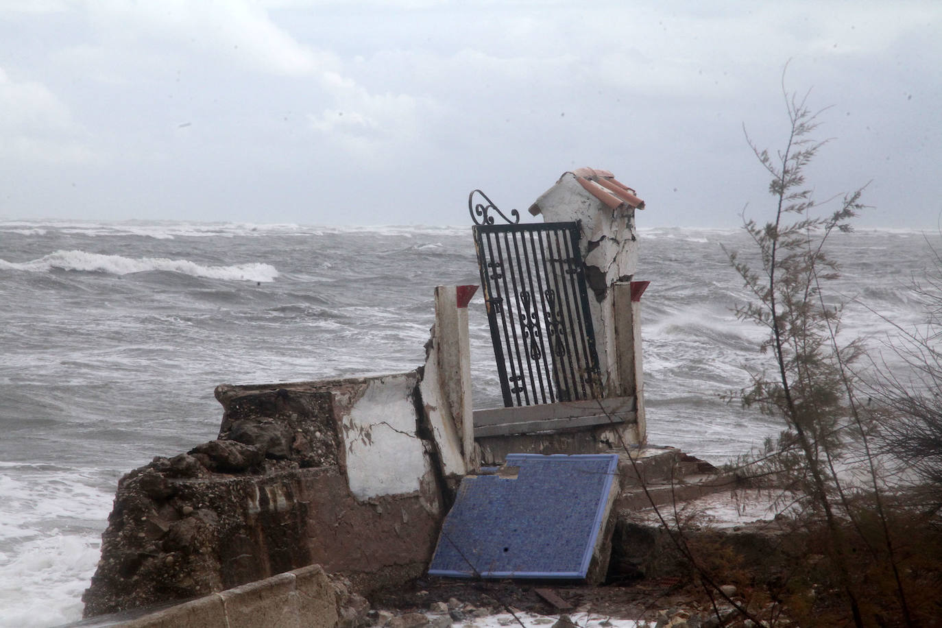Fotos: Dénia sufre destrozos por el temporal | La borrasca Isaak que azota la provincia de Alicante está causando fuertes fenómenos costeros