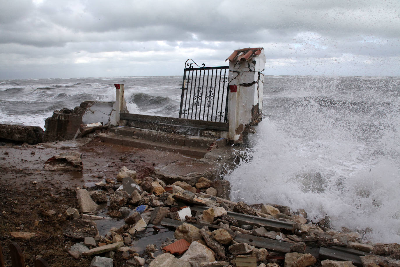 Fotos: Dénia sufre destrozos por el temporal | La borrasca Isaak que azota la provincia de Alicante está causando fuertes fenómenos costeros