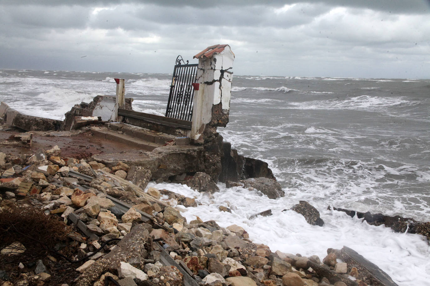 Fotos: Dénia sufre destrozos por el temporal | La borrasca Isaak que azota la provincia de Alicante está causando fuertes fenómenos costeros