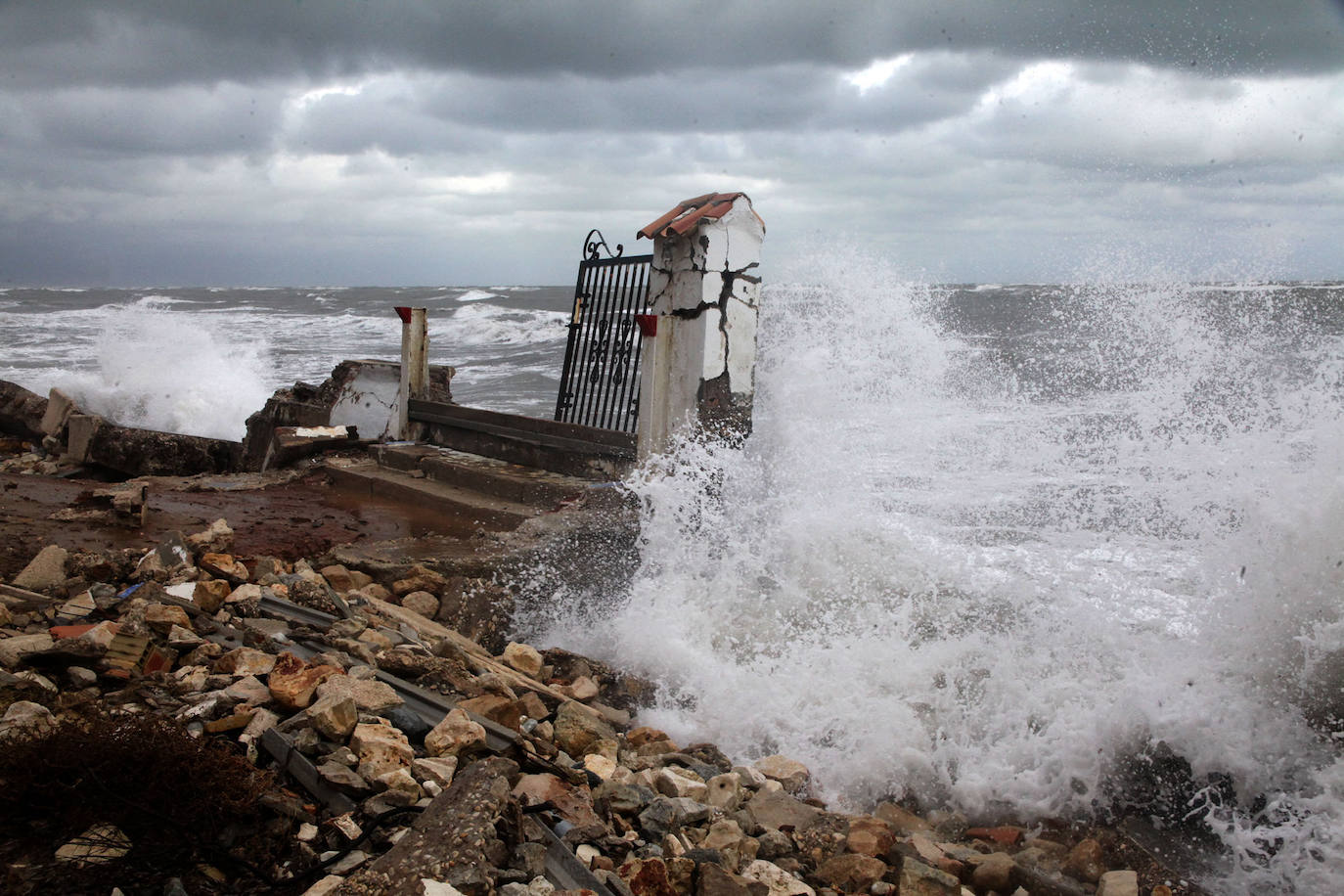 Fotos: Dénia sufre destrozos por el temporal | La borrasca Isaak que azota la provincia de Alicante está causando fuertes fenómenos costeros