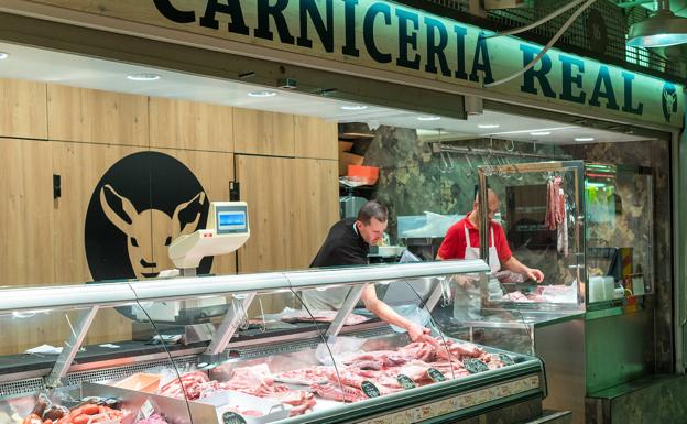 Puesto de carnicería en el Mercado Central de Alicante