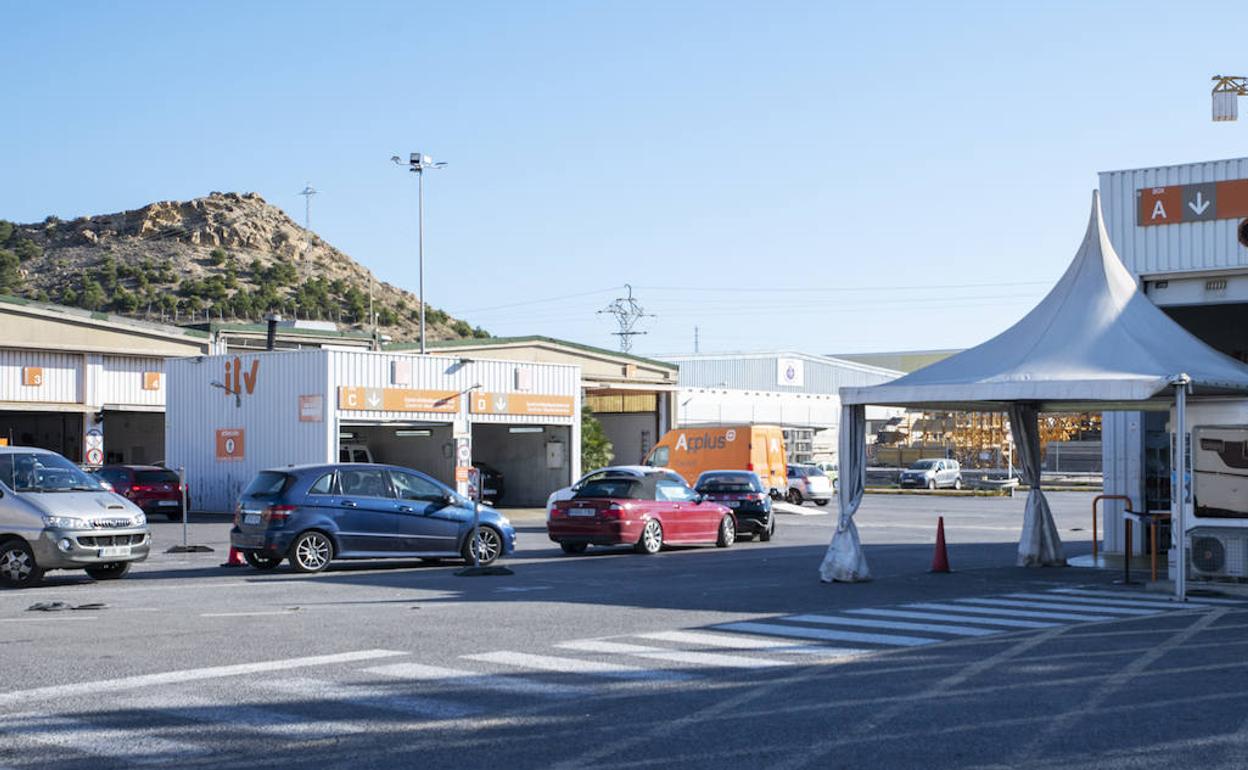 Coches forman fila en la estación de ITV de Alicante, en el Pla de la Vallonga 