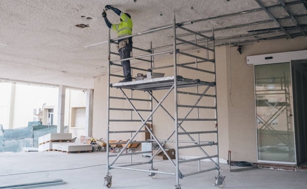 Imagen principal - Diferentes imágenes de las obras en el nuevo servicio de Urgencias 