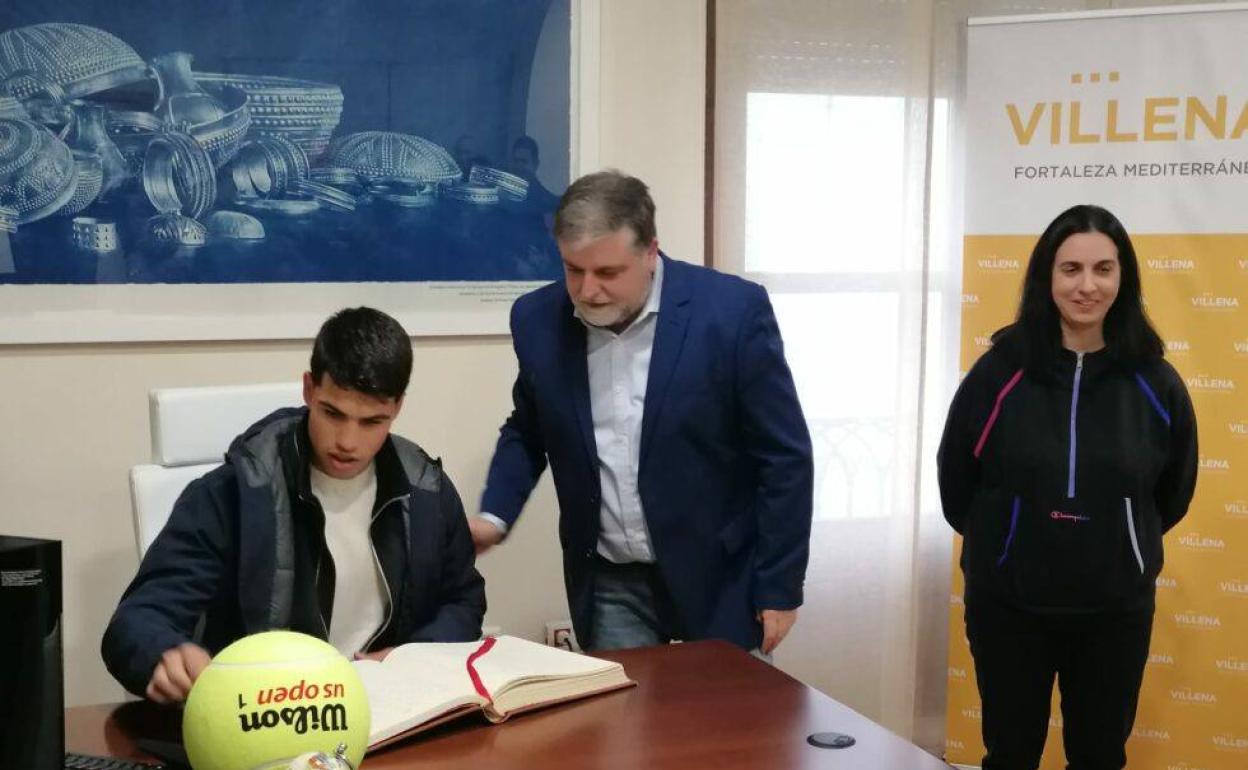 Carlos Alcaraz firmando en el libro de Honor de Villena 