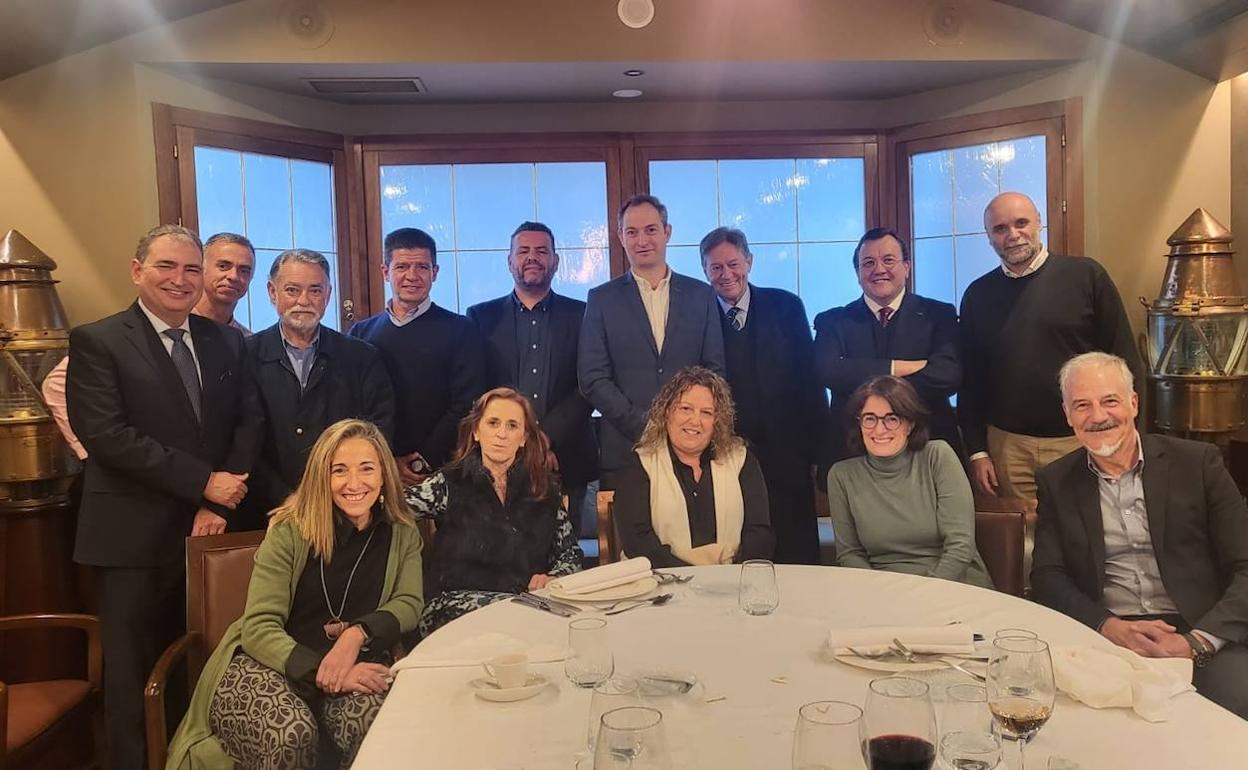 Los directores de los medios de comunicación de Alicante, con el CEO del Grupo Vectalia, Antonio Arias, y el director de Relaciones Institucionales, Ezequiel Moltó.