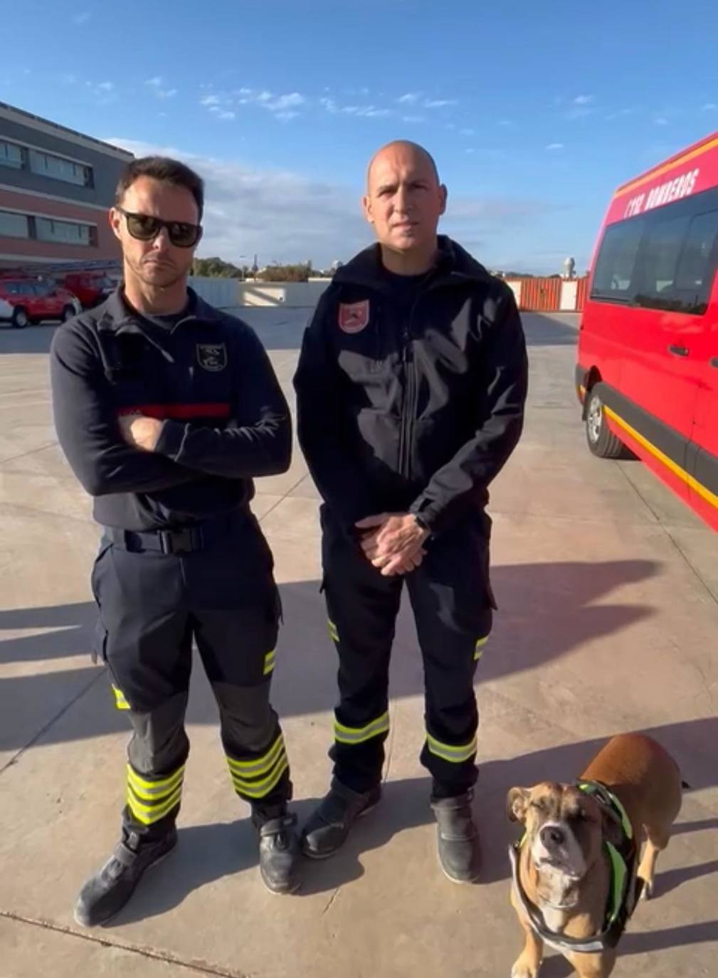 Imagen - Los dos bomberos alicantinos desplazados a Turquía, con su perro especializado en rescates.