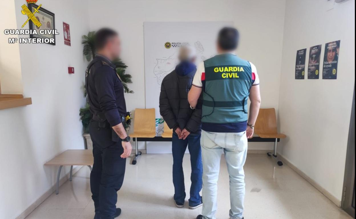 Uno de los detenidos en dependencias de la Guardia Civil