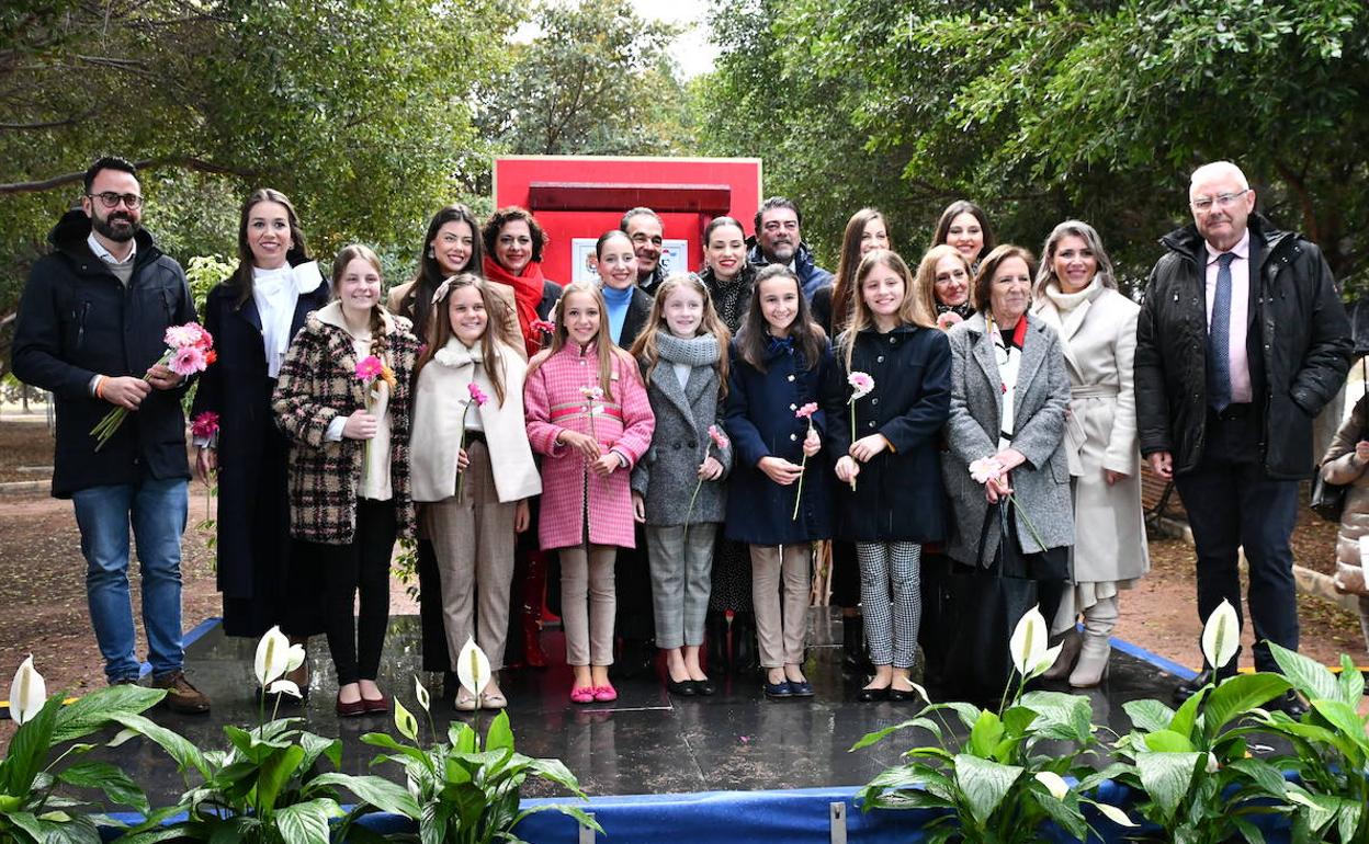 Las dames del foc 2023 junto a sus belleas y miembros de la corporación municipal.