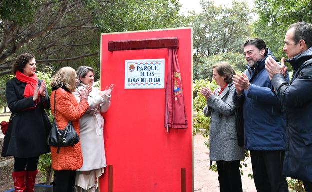 Momento del descubrimiento de la placa del parque 'Damas del Fuego'.