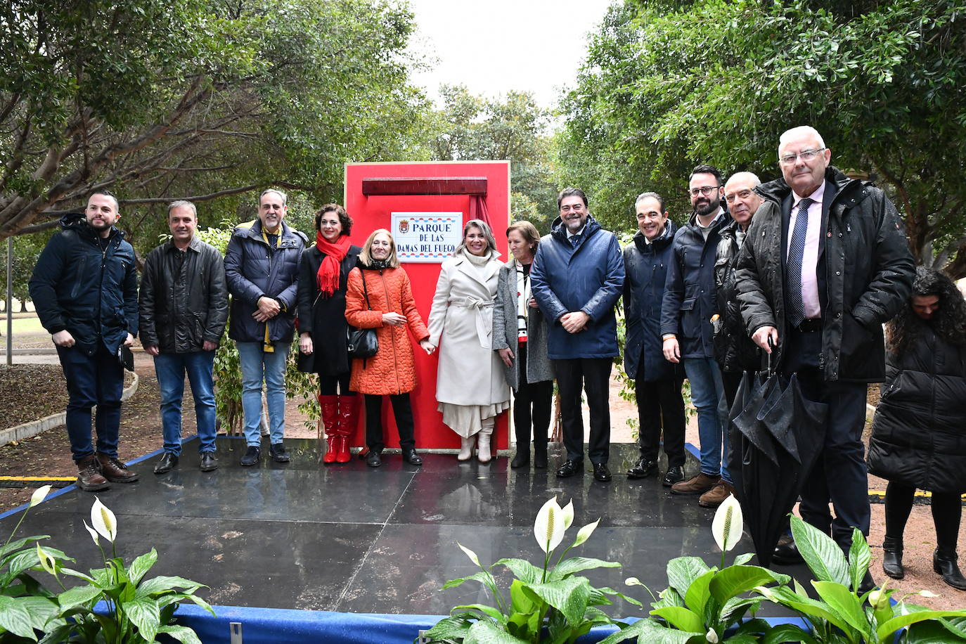 Fotos: Alicante inaugura el parque de las &#039;Damas del fuego&#039; en la playa de San Juan