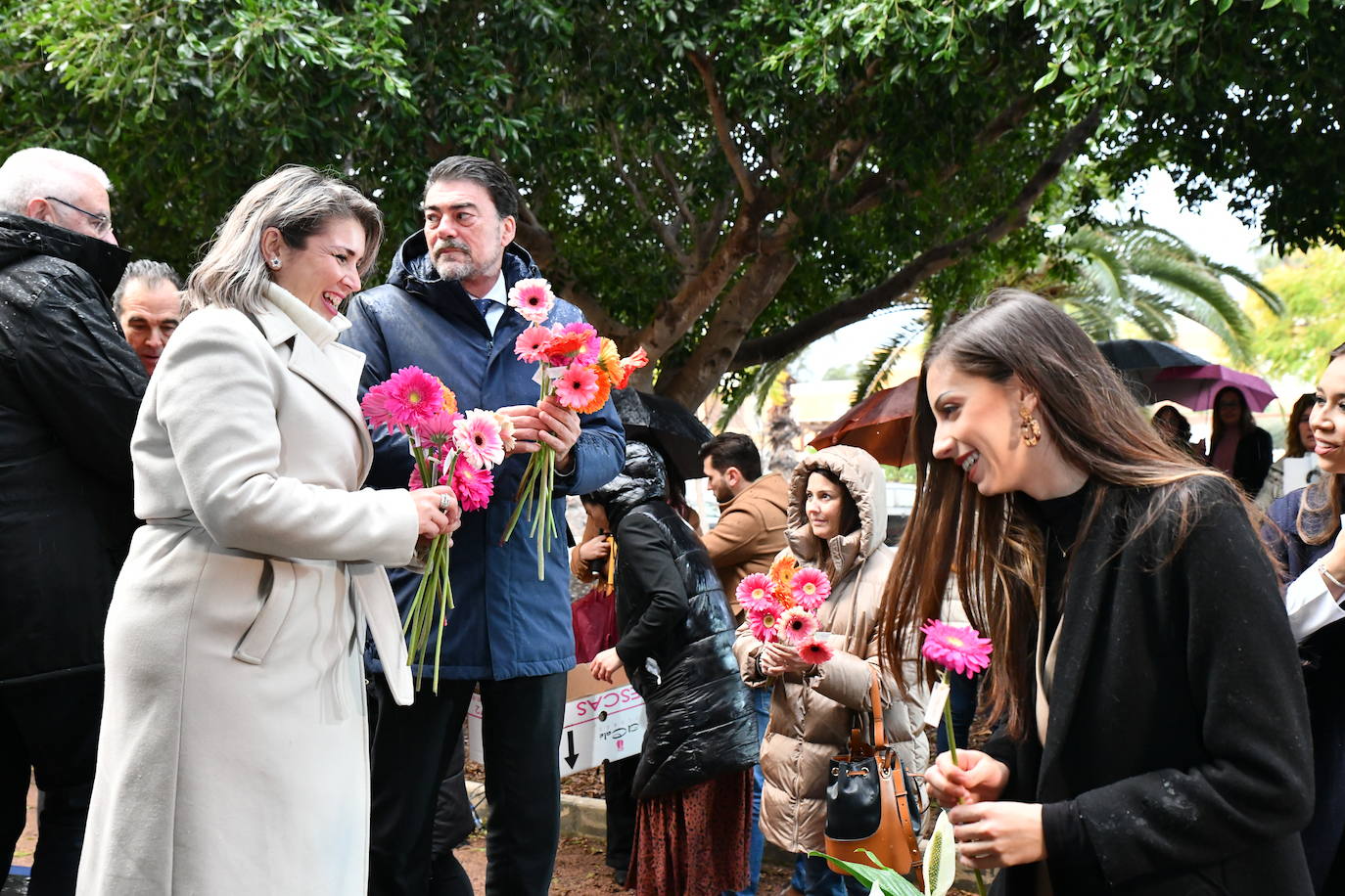 Fotos: Alicante inaugura el parque de las &#039;Damas del fuego&#039; en la playa de San Juan