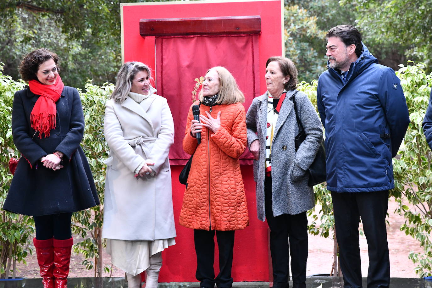 Fotos: Alicante inaugura el parque de las &#039;Damas del fuego&#039; en la playa de San Juan