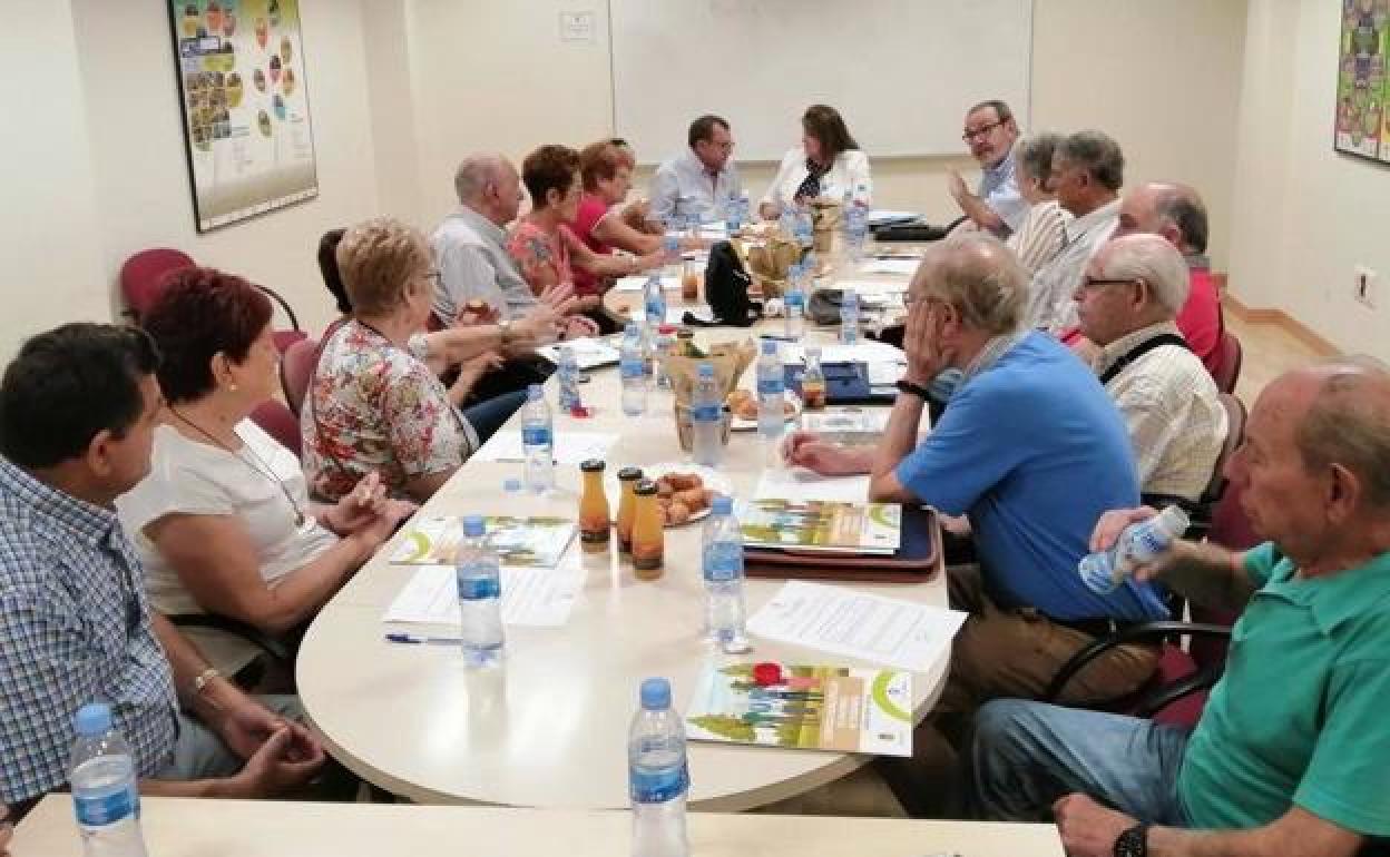 La concejal de Acción Social, Julia Llopis, con representantes de las pesonas mayores. 