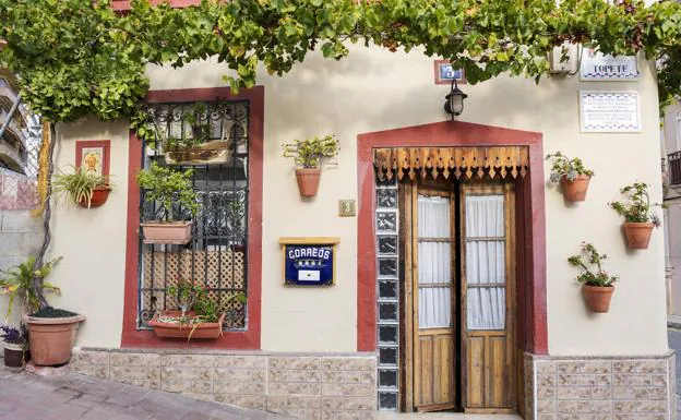 Galería. Una de las casitas con encanto del Raval Roig.