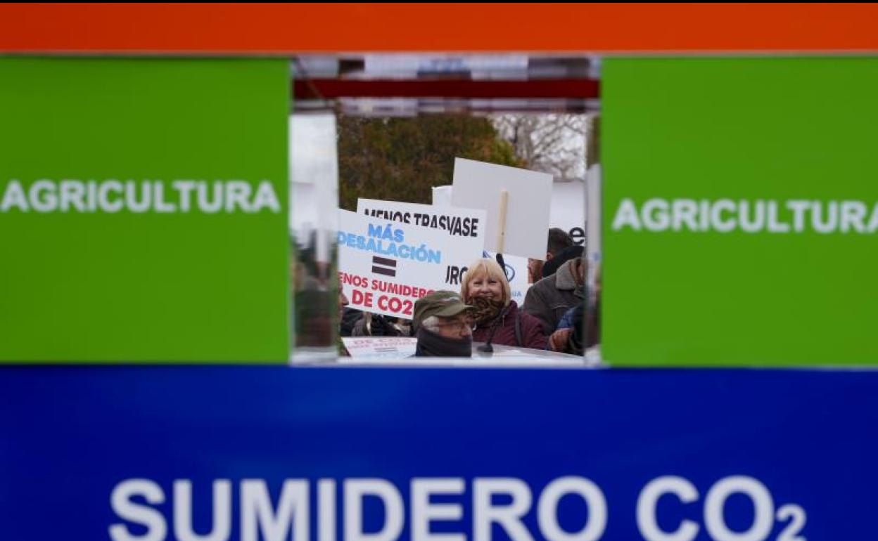 Manifestación de regantes a las puertas de Moncloa.