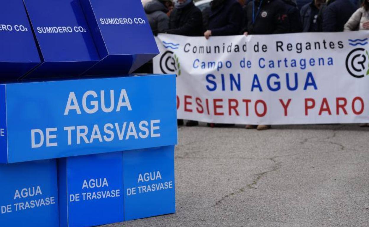 Protesta contra el recorte al Trasvase Tajo-Segura en las puertas de Moncloa.