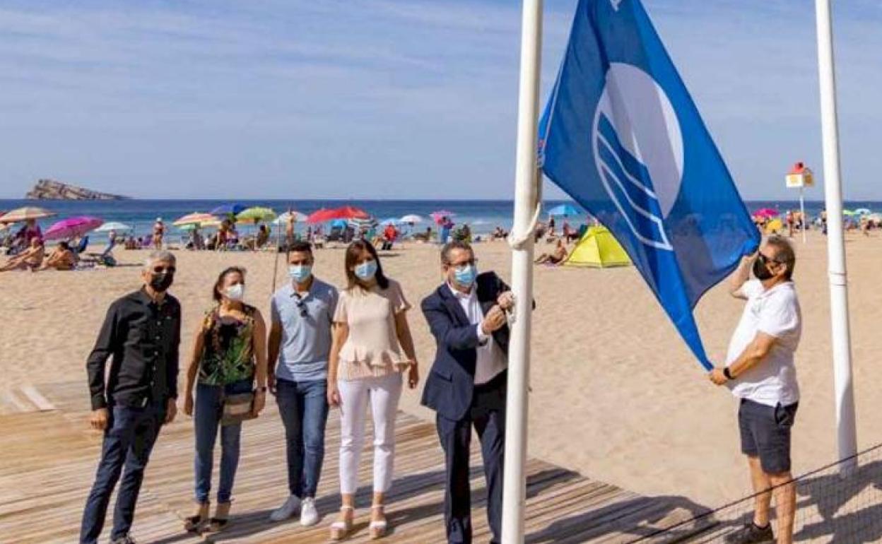 Bandera azul en la playa de Levante de Benidorm 