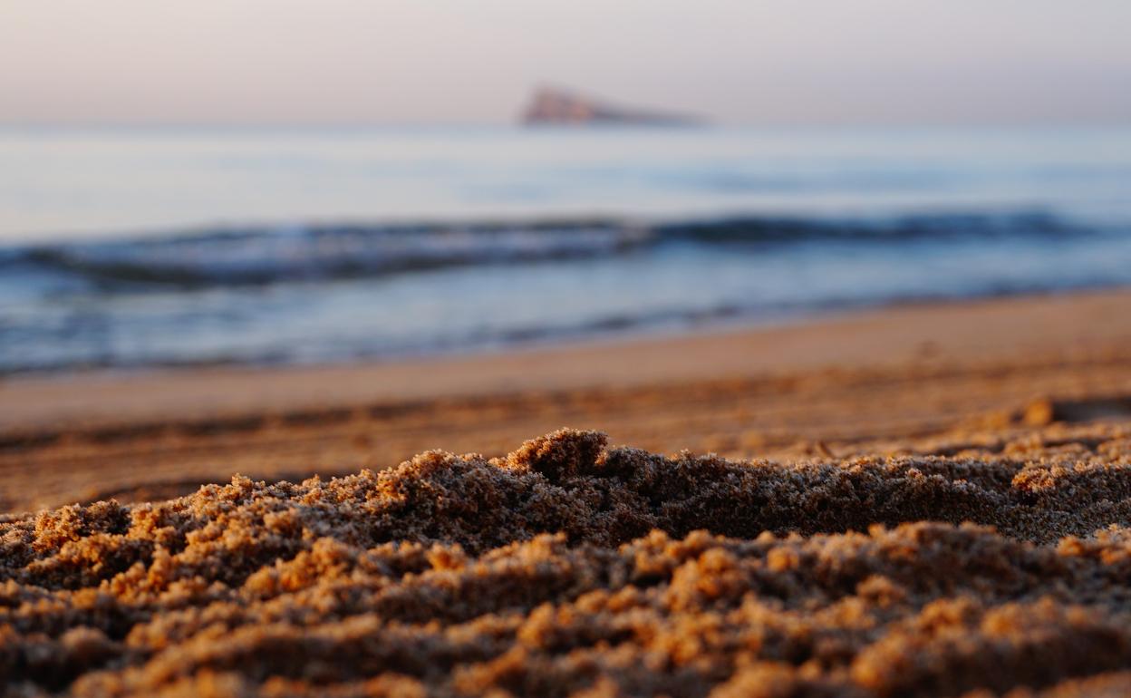 Imagen de una de las playas de Benidorm con la isla al fondo
