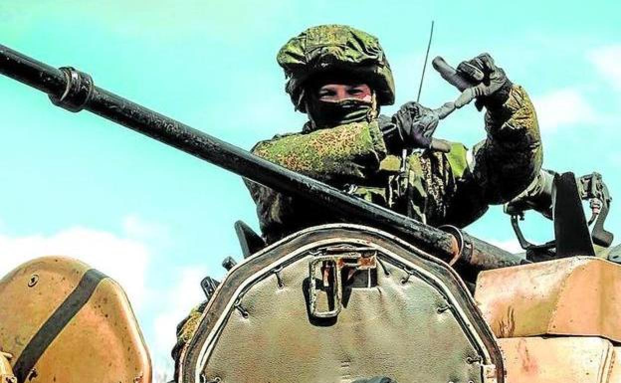 Un soldado ruso hace la señal de la 'z' desede un tanque