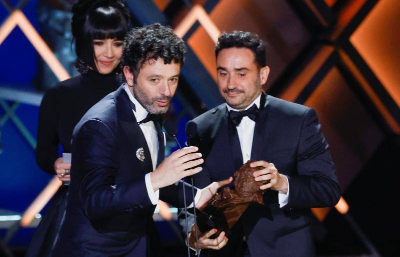 Juan Antonio Bayona entrega el Goya a la mejor dirección a Rodrigo Sorogoyen por 'As bestas', la gran triunfadora de la noche. 