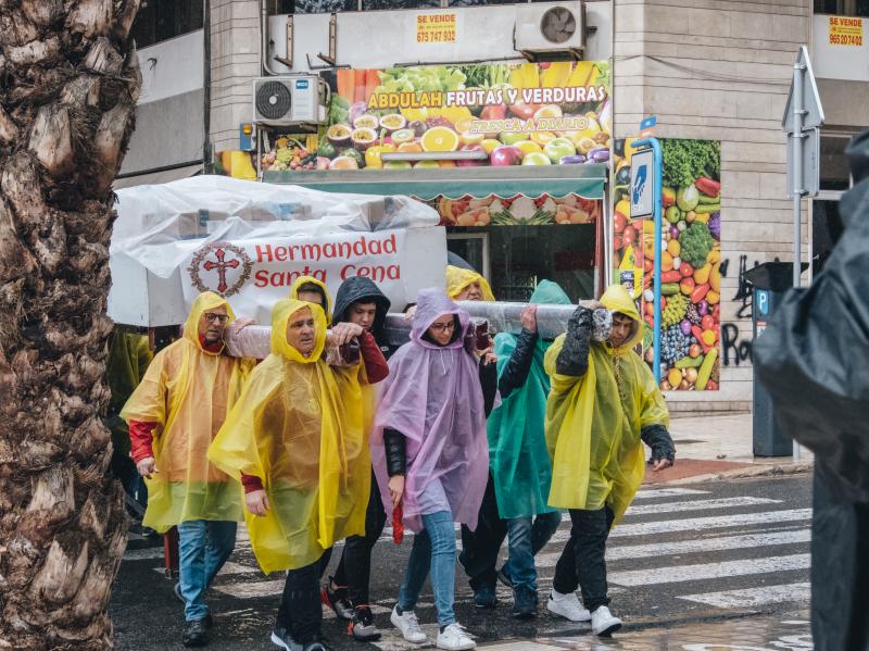 Fotos: La lluvia en Alicante no impide que la Santa Cena realice su labor solidaria