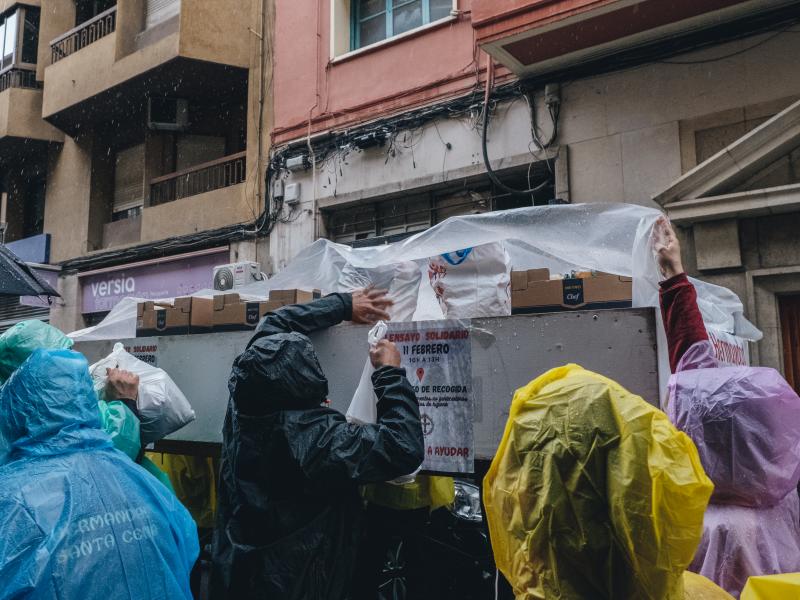 Fotos: La lluvia en Alicante no impide que la Santa Cena realice su labor solidaria